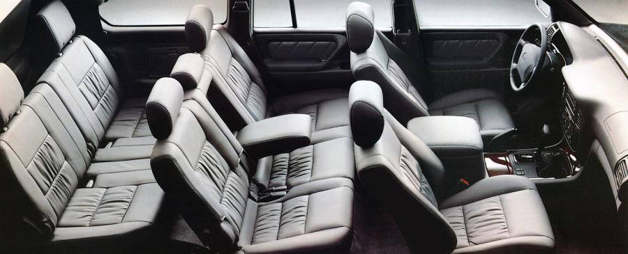 Интерьер Toyota Land Cruiser 100 VX (J100-101) 1998 года  (UAE) (фото 4 из 13)